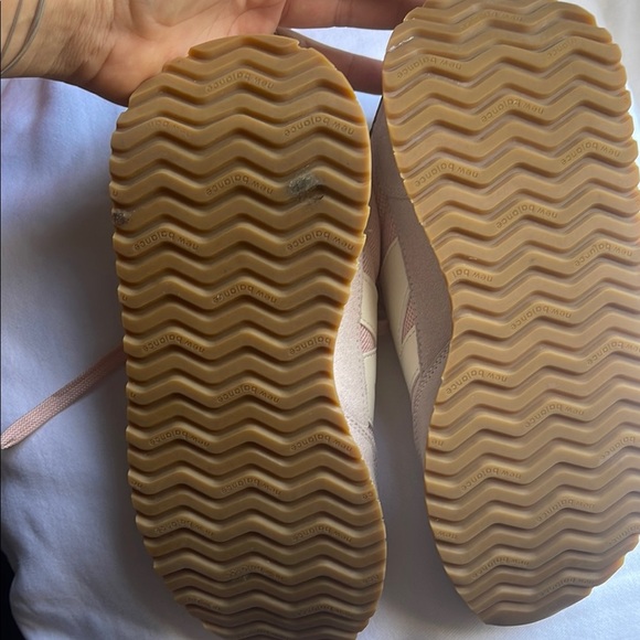 New Balance Pink and Cream Sneakers Classic Style - Picture 3 of 9